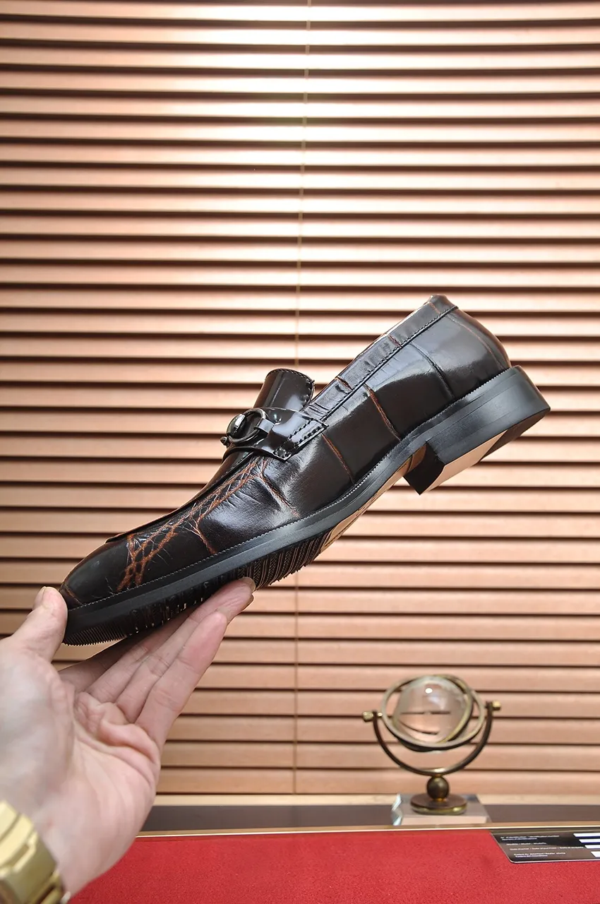 Men's shoes💰460💶Italy's top luxury men's shoe giant [GUCCI] has arrived in new style🍃Original European style🔰 Pleasant to the eye😍In order to make the shoes more durable and non-deformable🌀The production continues to follow traditional methods but there is still no lack of innovation💪The original sheepskin is chosen for the leather♻Smooth, natural and extra bright⭐Made of imported cowhide, the first choice of the rich 38-45 (45 customized)